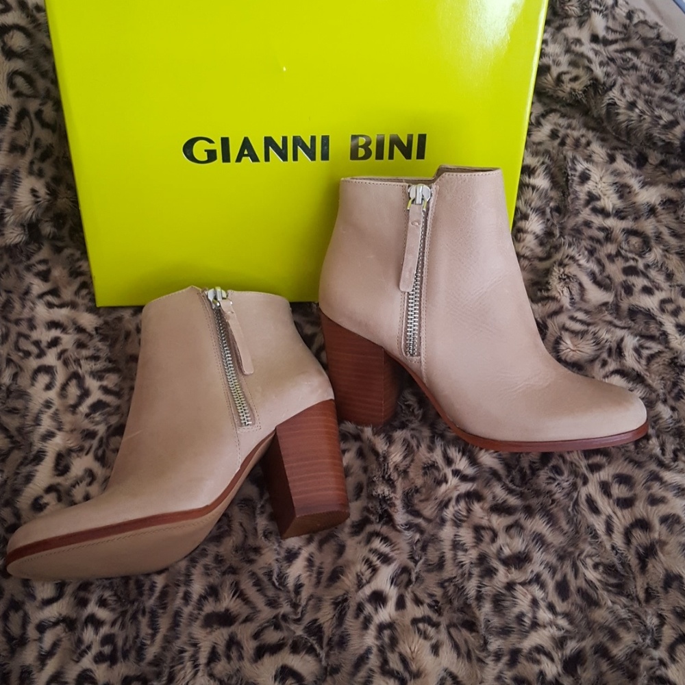 Gianni Bini booties